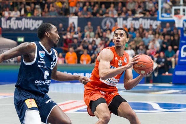 Kris Clyburn MBC, 21, Jaylen Sims Ulm, 30, Syntainics MBC vs. Ratiopharm Ulm, BBL, Men s Basketball 1st Bundesliga, Matchday 4 of the 2026–27 season, October 3, 2026, Weißenfels Stadthalle, Saxony-Anhalt, Germany