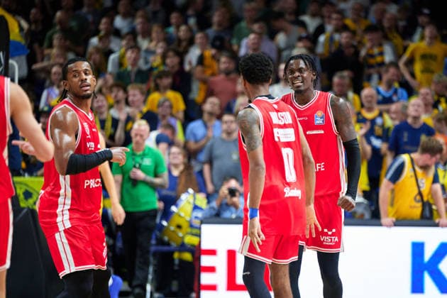 Bamberg Baskets Celebrate Victory, Mylik Wilson (Bamberg Baskets), 10, Trevon Scott (Bamberg Baskets), 13, GER, ALBA Berlin vs. BMA 365 Bamberg Baskets, Men s Basketball, easy Credit BBL, 2026–27 Season, Matchday 4, October 3, 2026 GER, ALBA Berlin vs. BMA 365 Bamberg Baskets, Men s Basketball, easyCredit BBL, 2026–27 Season, Matchday 4, October 3, 2026 Berlin Copyright: xClaudiusxRauch,xEibner-Pressefotox xClaudiusxRauchx EP_CRH