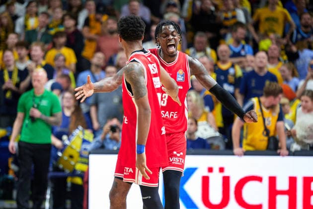 Bamberg Baskets Celebrate Victory, Mylik Wilson (Bamberg Baskets), 10, Trevon Scott (Bamberg Baskets), 13, GER, ALBA Berlin vs. BMA 365 Bamberg Baskets, Men s Basketball, easy Credit BBL, 2026–27 Season, Matchday 4, October 3, 2026 GER, ALBA Berlin vs. BMA 365 Bamberg Baskets, Men s Basketball, easyCredit BBL, 2026–27 Season, Matchday 4, October 3, 2026 Berlin Copyright: xClaudiusxRauch,xEibner-Pressefotox xClaudiusxRauchx EP_CRH