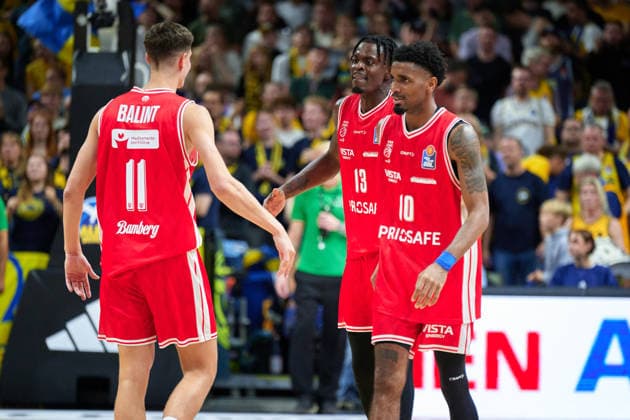 Bamberg Baskets Celebrate Victory; Mylik Wilson (Bamberg Baskets), 10; Trevon Scott (Bamberg Baskets), 13; Richard Balint (Bamberg Baskets), 11; GER, ALBA Berlin vs. BMA 365 Bamberg Baskets, Men’s Basketball, easy Credit BBL, 2026–27 Season, Matchday 4, October 3, 2026 GER, ALBA Berlin vs. BMA 365 Bamberg Baskets, Men s Basketball, easyCredit BBL, 2026–27 Season, Matchday 4, October 3, 2026 Berlin Copyright: xClaudiusxRauch,xEibner-Pressefotox xClaudiusxRauchx EP_CRH