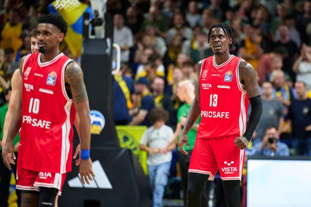 Bamberg Baskets Celebrate Victory, Mylik Wilson (Bamberg Baskets), 10, Trevon Scott (Bamberg Baskets), 13, GER, ALBA Berlin vs. BMA 365 Bamberg Baskets, Men s Basketball, easy Credit BBL, 2026–27 Season, Matchday 4, October 3, 2026 GER, ALBA Berlin vs. BMA 365 Bamberg Baskets, Men s Basketball, easyCredit BBL, 2026–27 Season, Matchday 4, October 3, 2026 Berlin Copyright: xClaudiusxRauch,xEibner-Pressefotox xClaudiusxRauchx EP_CRH