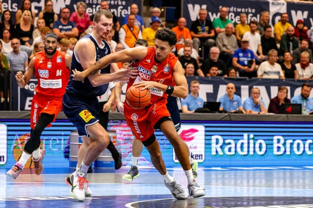 Michael Rataj, Ratiopharm Ulm, No. 12 on the ball, one-on-one, duel, battle against Boris Simanic, SYNTAINICS MBC, No. 22, GER, Syntainics MBC vs. Ratiopharm Ulm, basketball, 1st Bundesliga, Matchday 4, 2026–2027 season, October 3, 2026, GER, Syntainics MBC vs. Ratiopharm Ulm, Basketball, 1st Bundesliga, Matchday 4, 2026–2027 season, October 3, 2026, Weissenfels Copyright: xEibner-Pressefoto LauraxRoemerx EP_LRR