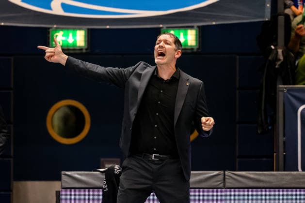 Ty Harrelson, head coach of Ratiopharm Ulm, gives instructions and gestures, GER, Syntainics MBC vs. Ratiopharm Ulm, basketball, 1st Bundesliga, Matchday 4, 2026–2027 season, October 3, 2026, GER, Syntainics MBC vs. Ratiopharm Ulm, basketball, 1st Bundesliga, Matchday 4, 2026–2027 season, October 3, 2026, Weissenfels Copyright: xEibner-Pressefoto LauraxRoemerx EP_LRR