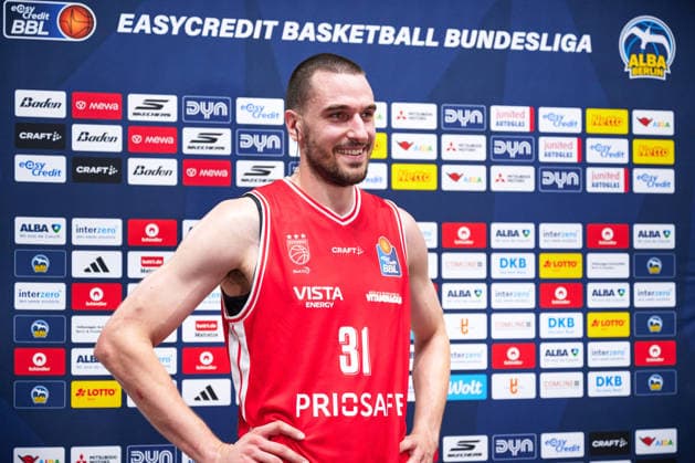 Bamberg Baskets Celebrate Victory; Daniel Keppeler of Bamberg Baskets, 31, in an Interview; GER; ALBA Berlin vs. BMA 365 Bamberg Baskets; Men s Basketball; easy Credit BBL; 2026–27 Season; Matchday 4, October 3, 2026 GER, ALBA Berlin vs. BMA 365 Bamberg Baskets, Men s Basketball, easyCredit BBL, 2026–27 Season, Matchday 4, October 3, 2026 Berlin Copyright: xClaudiusxRauch,xEibner-Pressefotox xClaudiusxRauchx EP_CRH