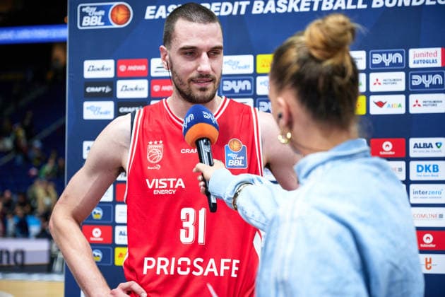 Bamberg Baskets Celebrate Victory; Daniel Keppeler of Bamberg Baskets, 31, in an Interview; GER; ALBA Berlin vs. BMA 365 Bamberg Baskets; Men s Basketball; easy Credit BBL; 2026–27 Season; Matchday 4, October 3, 2026 GER, ALBA Berlin vs. BMA 365 Bamberg Baskets, Men s Basketball, easyCredit BBL, 2026–27 Season, Matchday 4, October 3, 2026 Berlin Copyright: xClaudiusxRauch,xEibner-Pressefotox xClaudiusxRauchx EP_CRH