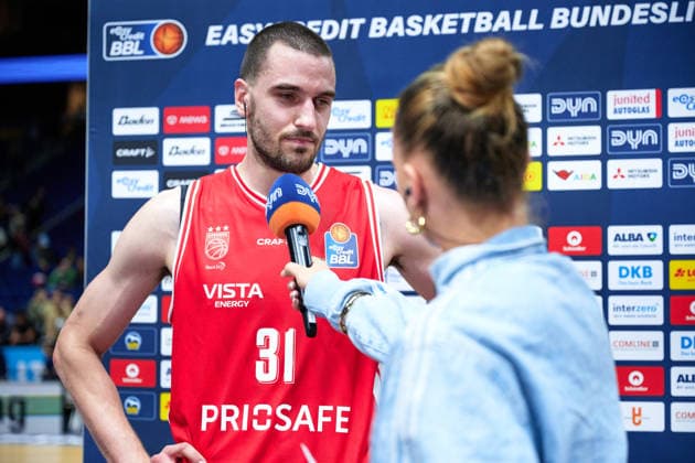 Bamberg Baskets Celebrate Victory; Daniel Keppeler of Bamberg Baskets, 31, in an Interview; GER; ALBA Berlin vs. BMA 365 Bamberg Baskets; Men s Basketball; easy Credit BBL; 2026–27 Season; Matchday 4, October 3, 2026 GER, ALBA Berlin vs. BMA 365 Bamberg Baskets, Men s Basketball, easyCredit BBL, 2026–27 Season, Matchday 4, October 3, 2026 Berlin Copyright: xClaudiusxRauch,xEibner-Pressefotox xClaudiusxRauchx EP_CRH