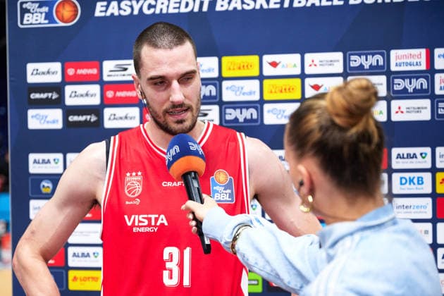 Bamberg Baskets Celebrate Victory; Daniel Keppeler of Bamberg Baskets, 31, in an Interview; GER; ALBA Berlin vs. BMA 365 Bamberg Baskets; Men s Basketball; easy Credit BBL; 2026–27 Season; Matchday 4, October 3, 2026 GER, ALBA Berlin vs. BMA 365 Bamberg Baskets, Men s Basketball, easyCredit BBL, 2026–27 Season, Matchday 4, October 3, 2026 Berlin Copyright: xClaudiusxRauch,xEibner-Pressefotox xClaudiusxRauchx EP_CRH