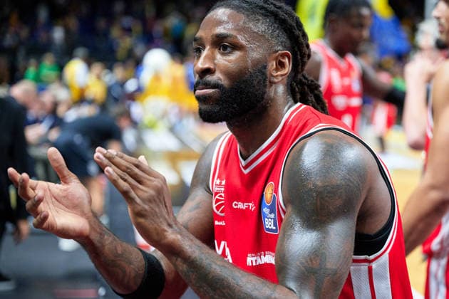 Bamberg Baskets Celebrate Victory, Jordan Jones Bamberg Baskets, 04, GER, ALBA Berlin vs. BMA 365 Bamberg Baskets, Men s Basketball, easy Credit BBL, 2026–27 Season, Matchday 4, October 3, 2026, GER, ALBA Berlin vs. BMA 365 Bamberg Baskets, Men s Basketball, easyCredit BBL, 2026–27 Season, Matchday 4, October 3, 2026, Berlin Copyright: xClaudiusxRauch,xEibner-Pressefotox xClaudiusxRauchx EP_CRH