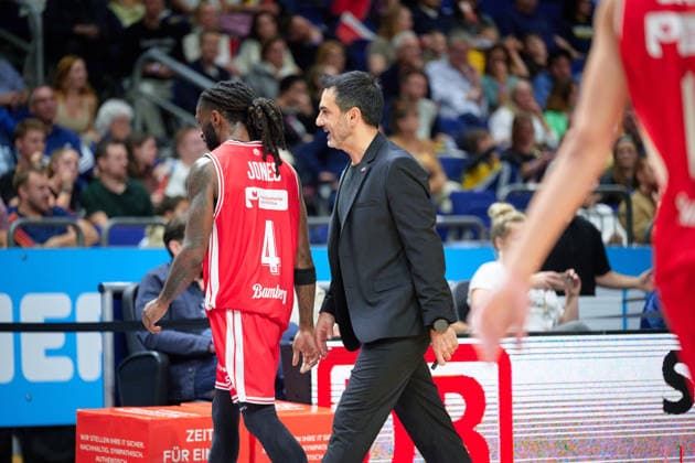 Jesus Ramirez, Bamberg Baskets, Head Coach, celebrates; Jordan Jones, Bamberg Baskets, No. 04, GER, ALBA Berlin vs. BMA 365 Bamberg Baskets, Men s Basketball, easy Credit BBL, 2026–27 Season, Matchday 4, October 3, 2026, GER, ALBA Berlin vs. BMA 365 Bamberg Baskets, Men s Basketball, easyCredit BBL, 2026–27 Season, Matchday 4, October 3, 2026, Berlin Copyright: xClaudiusxRauch,xEibner-Pressefotox xClaudiusxRauchx EP_CRH