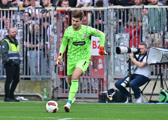October 3, 2026, GER Soccer, Men, Bundesliga, Friendly Match, 2026–2027 Season, Hamburg, FC St. Pauli vs. Borussia Mönchengladbach, individual play, landscape orientation, goalkeeper Ben Voll, Pauli 01. DFB and DFL regulations prohibit any use of photographs as image sequences and or quasi-video. Hamburg Millerntorstadion, Hamburg, Germany Copyright: xnordphotoxGmbH xWitkex