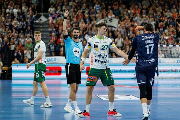 Opel HBL SG Flensburg Handewitt vs. FRISCH AUF Göppingen, October 3, 2026: Oskar Sunnefeldt (No. 27) of FRISCH AUF Göppingen is called for a 2-minute foul against Marko Grgic (No. 17), SG Flensburg Handewitt Opel HBL SG Flensburg Handewitt vs. FRISCH AUF Göppingen, GGW Arena on October 3, 2026 Copyright: xBEAUTIFULxSPORTS MarioxM.xKobergx