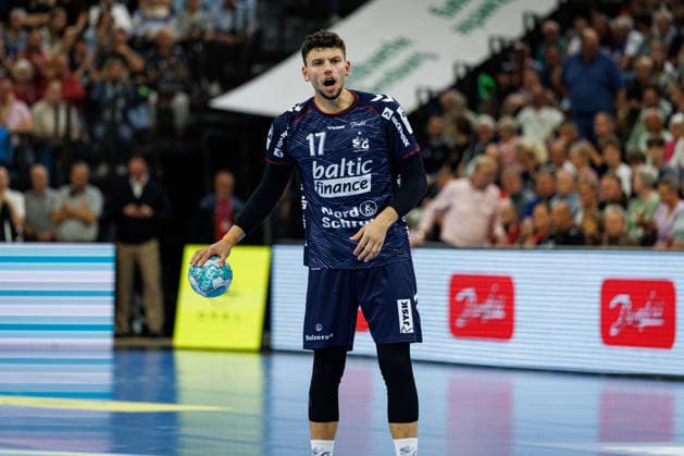 Opel HBL SG Flensburg Handewitt vs. FRISCH AUF Göppingen, October 3, 2026, Marko Grgic No. 17, SG Flensburg Handewitt signals a play during the Opel HBL SG Flensburg Handewitt vs. FRISCH AUF Göppingen game at GGW Arena on October 3, 2026 Copyright: xBEAUTIFULxSPORTS MarioxM.xKobergx