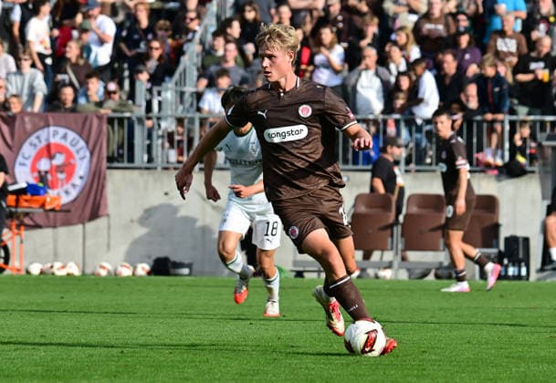 October 3, 2026, GER Soccer, Men, Bundesliga, Friendly Match, 2026–2027 Season, Hamburg, FC St. Pauli vs. Borussia Mönchengladbach, individual play, landscape orientation, Sam Klein, Pauli 22. DFB and DFL regulations prohibit any use of photographs as image sequences and or quasi-video. Hamburg, Millerntorstadion, Hamburg, Germany Copyright: xnordphotoxGmbH xWitkex