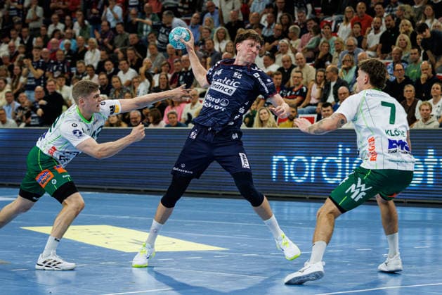 Opel HBL SG Flensburg Handewitt vs. FRISCH AUF Göppingen 03 10 26 Lasse Kjaer Moller No. 64, SG Flensburg Handewitt vs. Martin Hanne No. 42, Frisch auf Göppingen, and Victor Klöve No. 07, Frisch auf Göppingen; Opel HBL SG Flensburg Handewitt vs. FRISCH AUF Göppingen, GGW Arena on October 3, 2026 Copyright: xBEAUTIFULxSPORTS MarioxM.xKobergx