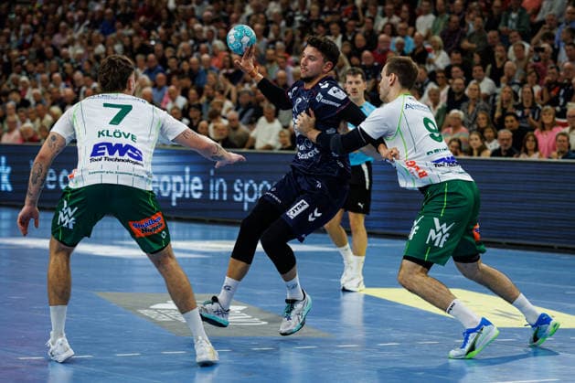 Opel HBL SG Flensburg Handewitt vs. FRISCH AUF Göppingen 03 10 26 Marko Grgic No. 17, SG Flensburg Handewitt vs. Max Beneke No. 09, Frisch auf Göppingen, and Victor Klöve No. 07, Frisch auf Göppingen; Opel HBL SG Flensburg Handewitt vs. FRISCH AUF Göppingen, GGW Arena on October 3, 2026 Copyright: xBEAUTIFULxSPORTS MarioxM.xKobergx