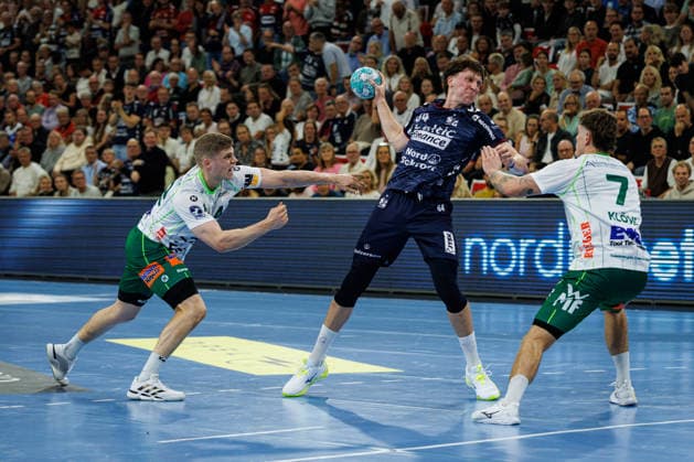 Opel HBL SG Flensburg Handewitt vs. FRISCH AUF Göppingen 03 10 26 Lasse Kjaer Moller No. 64, SG Flensburg Handewitt vs. Martin Hanne No. 42, Frisch auf Göppingen, and Victor Klöve No. 07, Frisch auf Göppingen; Opel HBL SG Flensburg Handewitt vs. FRISCH AUF Göppingen, GGW Arena on October 3, 2026 Copyright: xBEAUTIFULxSPORTS MarioxM.xKobergx
