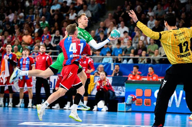 Bietigheim HBL 26 27 SG BBM Bietigheim Fuechse Berlin; from left, Till Hermann (Bietigheim) and Mathias Gidsel (Berlin) in a one-on-one battle; goalkeeper Martin Tomovski (Bietigheim); Bietigheim Bissingen Egetrans Arena, Baden-Württemberg, Germany