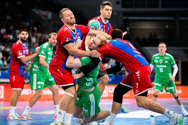 Bietigheim HBL 26 27 SG BBM Bietigheim Fuechse Berlin; from left, Lukas Wucherpfennig (Bietigheim) and Matthes Langhoff (Berlin) in a one-on-one battle; Dominik Claus (Bietigheim); Bietigheim Bissingen Egetrans Arena, Baden-Württemberg, Germany