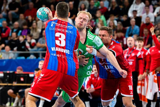 Bietigheim HBL 26 27 SG BBM Bietigheim Fuechse Berlin; from left, Nikola Vlahovic (Bietigheim) and Matthes Langhoff (Berlin) in a one-on-one battle; Fabian Wiederstein (Bietigheim); Bietigheim Bissingen Egetrans Arena, Baden-Württemberg, Germany