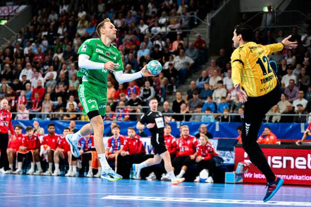 Bietigheim HBL 26 27 SG BBM Bietigheim Fuechse Berlin (from left) Mathias Gidsel (Berlin), goalkeeper Martin Tomovski (Bietigheim) Bietigheim Bissingen Egetrans Arena Baden-Württemberg, Germany