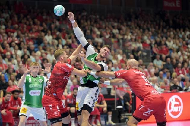 Sebastian Heymann (TSV Hannover Burgdorf 11) takes a shot; David Mandic (MT Melsungen 7), Adrian Sipos (MT Melsungen 8 R), GER, MT Melsungen vs. TSV Hannover Burgdorf, handball, 1st Bundesliga, Matchday 7, 2026–2027 season, October 3, 2026, GER, MT Melsungen vs. Hannover Burgdorf, Handball, 1st Bundesliga, Matchday 7, 2026–2027 season, October 3, 2026, Kassel Copyright: xEibner-Pressefotox xRolandxSippelx EP_RSL