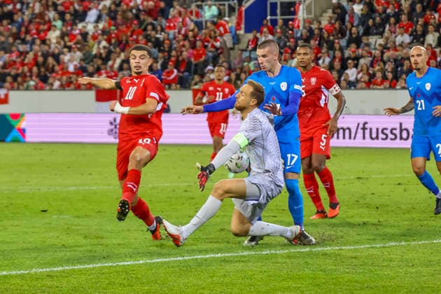 Zeki Amdouni (Switzerland), 10, Jan Oblak (Slovenia), 01, and David Zec (Slovenia), 17, battling for the ball; Switzerland, UEFA Nations League, Matchday 3, Switzerland vs. Slovenia, October 3, 2026, Lucerne Swissporarena, Switzerland Copyright: xGrantxHubbsx