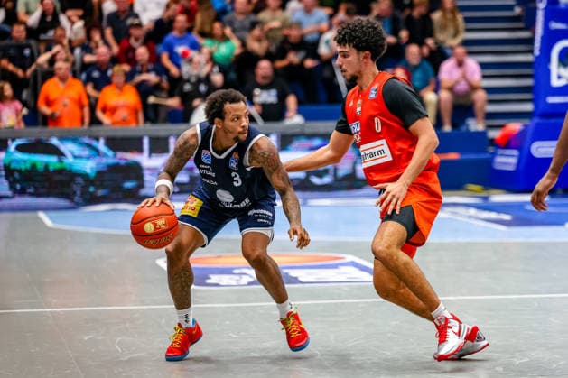 DeLonnie Hunt, SYNTAINICS MBC, 03 on the ball; Adam Atamna, Ratiopharm Ulm, 00 defending; GER; Syntainics MBC vs. Ratiopharm Ulm; Basketball; 1st Bundesliga; Matchday 4; 2026–2027 season; October 3, 2026, GER, Syntainics MBC vs. Ratiopharm Ulm, Basketball, 1st Bundesliga, Matchday 4, 2026–2027 season, October 3, 2026, Weissenfels Copyright: xEibner-Pressefoto LauraxRoemerx EP_LRR