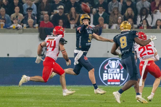 Rocky Lombardi (Dresden Monarchs, 05 Quarter Back) passing to Tofunmi Lala (Dresden Monarchs, 08 Running Back) Dresden Monarchs vs Potsdam Royals, American Football, German Football League, Week 22, Championship Game, 2026, 03.10.2026, Dresden Rudolf Harbig Stadion Saxony Germany Copyright: xPFA SebastianxJustx