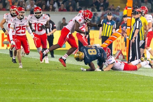 Aashari Crosswell (Potsdam Royals, 16 Defensive Back) jumps over Tofunmi Lala (Dresden Monarchs, 08 Running Back) who got tackled by Joshua Wünsch (Potsdam Royals, 42 Linebacker) Dresden Monarchs vs Potsdam Royals, American Football, German Football League, Week 22, Championship Game, 2026, 03.10.2026, Dresden Rudolf Harbig Stadion Saxony Germany Copyright: xPFA SebastianxJustx