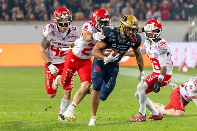 Montigo Moss (Dresden Monarchs, 81 Wide Receiver) runs after the catch with the ball, Steven Dominik Johannes (Potsdam Royals, 27 Defensive Back) trying to tackle him Dresden Monarchs vs Potsdam Royals, American Football, German Football League, Week 22, Championship Game, 2026, 03.10.2026, Dresden Rudolf Harbig Stadion Saxony Germany Copyright: xPFA SebastianxJustx