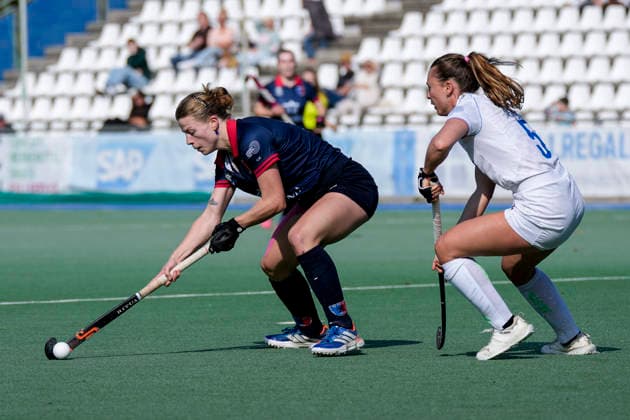 From left: Luzie Franz (BHC), 12, Agustina Habif (MHC), 5, tackle, game play, duel, tackle, tackling, dynamism, action, 03 10 2026, Mannheim, Germany, hockey, 1st Bundesliga, women’s, Mannheimer HC vs. Berliner HC xozx