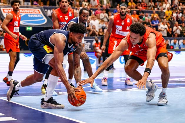 Anthony Gaines (SYNTAINICS MBC), 11, and Michael Rataj (Ratiopharm Ulm), 12, go for the ball, GER, Syntainics MBC vs. Ratiopharm Ulm, Basketball, 1st Bundesliga, Matchday 4, 2026–2027 Season, October 3, 2026, GER, Syntainics MBC vs. Ratiopharm Ulm, Basketball, 1st Bundesliga, Matchday 4, 2026–2027 season, October 3, 2026, Weissenfels Copyright: xEibner-Pressefoto LauraxRoemerx EP_LRR