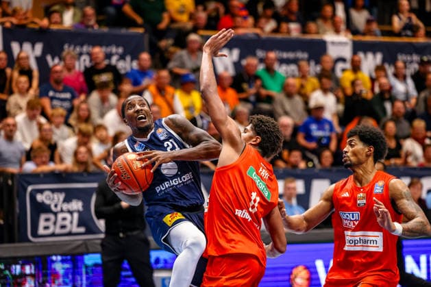 Kris Clyburn (SYNTAINICS MBC), No. 21, with the ball, blocked by Meissa Faye (Ratiopharm Ulm), No. 11, GER, Syntainics MBC vs. Ratiopharm Ulm, Basketball, 1st Bundesliga, Matchday 4, 2026–2027 season, October 3, 2026, GER, Syntainics MBC vs. Ratiopharm Ulm, Basketball, 1st Bundesliga, Matchday 4, 2026–2027 season, October 3, 2026, Weissenfels Copyright: xEibner-Pressefoto LauraxRoemerx EP_LRR