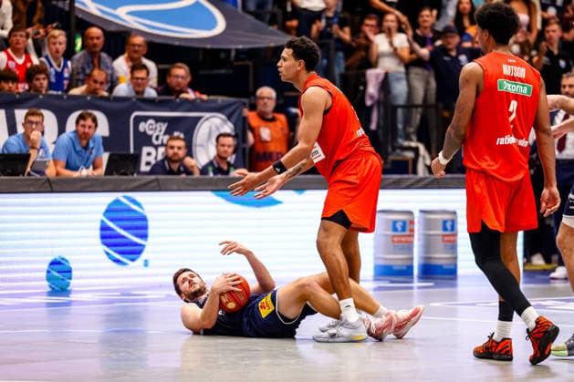 Spencer Reaves (SYNTAINICS MBC), 31, is on the floor after a foul; Michael Rataj (Ratiopharm Ulm), 12, complains about the call; GER, Syntainics MBC vs. Ratiopharm Ulm, Basketball, 1st Bundesliga, Matchday 4, 2026–2027 season, October 3, 2026, GER, Syntainics MBC vs. Ratiopharm Ulm, Basketball, 1st Bundesliga, Matchday 4, 2026–2027 season, October 3, 2026, Weissenfels Copyright: xEibner-Pressefoto LauraxRoemerx EP_LRR