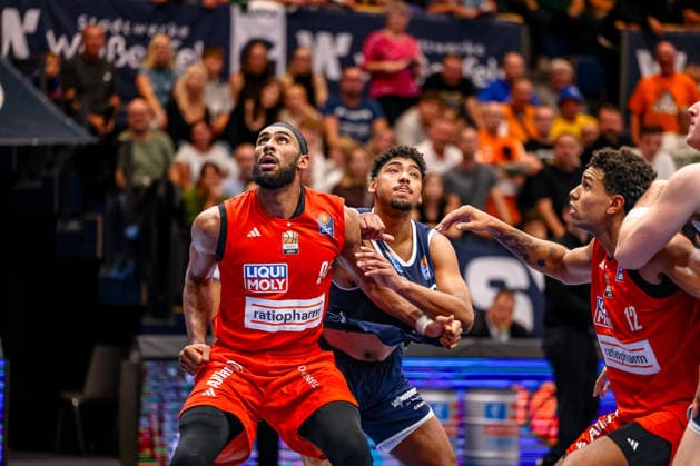 Armel Traore, Ratiopharm Ulm, 94, one-on-one, duel, battle, Kostja Mushidi, SYNTAINICS MBC, 10, GER, Syntainics MBC vs. Ratiopharm Ulm, basketball, 1st Bundesliga, Matchday 4, 2026–2027 Season, October 3, 2026, GER, Syntainics MBC vs. Ratiopharm Ulm, Basketball, 1st Bundesliga, Matchday 4, 2026–2027 Season, October 3, 2026, Weissenfels Copyright: xEibner-Pressefoto LauraxRoemerx EP_LRR