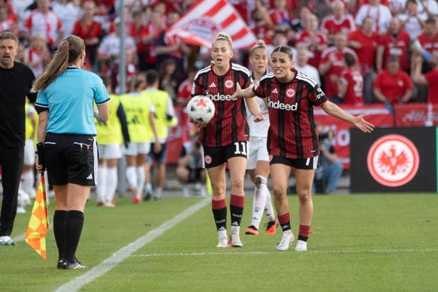 October 3, 2026, xhfmx, Soccer, Google Pixel, Women s Bundesliga, Eintracht Frankfurt vs. FC Bayern Munich; Nina Lührßen (Eintracht Frankfurt) and Ereleta Memeti (Eintracht Frankfurt) protest to assistant referee Melissa Joos in Frankfurt am Main