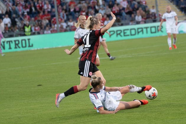 October 3, 2026, xhfmx, Soccer Google Pixel Women s Bundesliga, Eintracht Frankfurt vs. FC Bayern Munich: Nina Lührßen of Eintracht Frankfurt and Giulia Gwinn of FC Bayern Munich in a duel in Frankfurt am Main