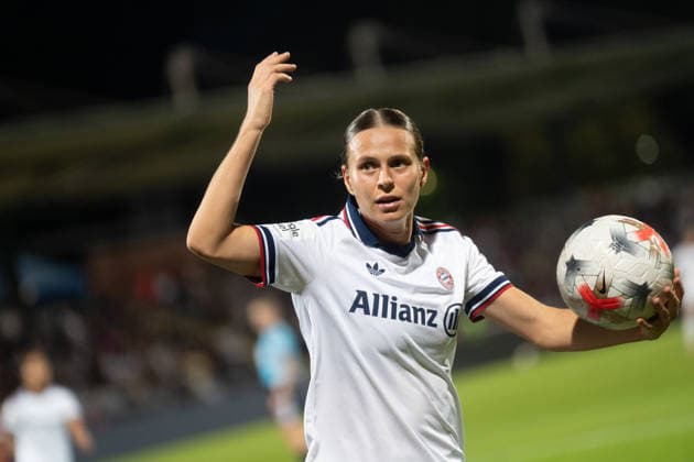 October 3, 2026, xhfmx, Soccer, Google Pixel, Women s Bundesliga, Eintracht Frankfurt vs. FC Bayern Munich, Klara Bühl, FC Bayern Munich fires up the fans in Frankfurt am Main