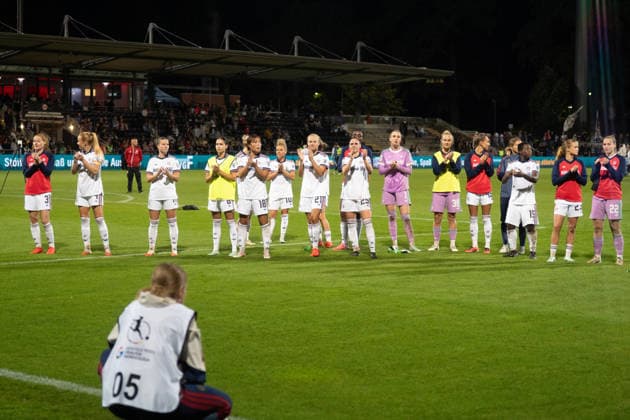 October 3, 2026, xhfmx, Soccer, Google Pixel, Women s Bundesliga, Eintracht Frankfurt, FC Bayern Munich: The FC Bayern Munich players celebrate their victory in Frankfurt with the fans in Frankfurt am Main