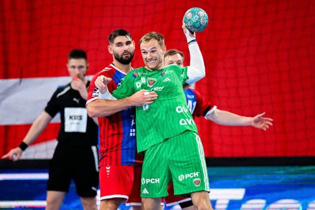 Bietigheim HBL 26 27 SG BBM Bietigheim Fuechse Berlin; from left, Marcus Norrbrink (Bietigheim) and Mathias Gidsel (Berlin) in a one-on-one battle; Bietigheim Bissingen Egetrans Arena, Baden-Württemberg, Germany
