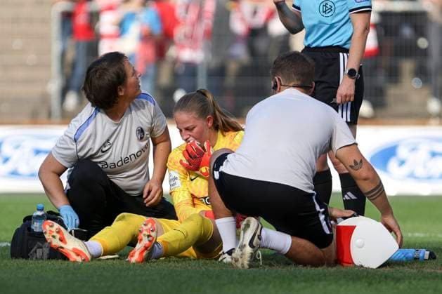 SC Freiburg goalkeeper Anna Reimann lies injured on the ground during the Women s Bundesliga match between 1 FC Köln and SC Freiburg, Franz Kremer Stadium on October 3, 2026, in Cologne, Germany. Photo by Oliver Kaelke, DeFodi Images. SC Freiburg goalkeeper Anna Reimann lies injured on the ground during the Bundesliga match between 1 FC Cologne and SC Freiburg at Franz Kremer Stadium on October 3, 2026 in Cologne, Germany. Photo by Oliver Kaelke, DeFodi Images. DFB and DFL regulations prohibit any use of photographs as image sequences and or quasi-video. Photo by Oliver Kaelke, DeFodi Images.