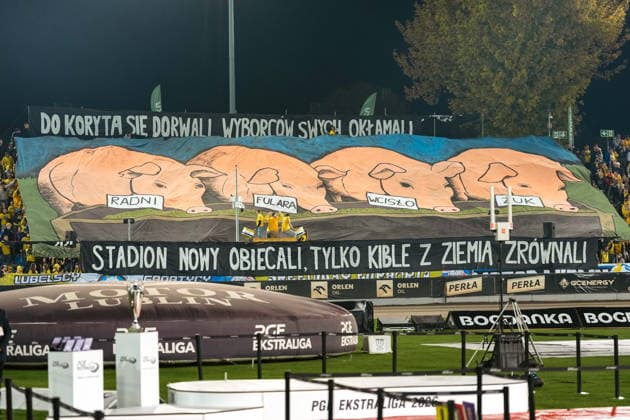 Lublin 03.10.2026 Zuzel. DMP - Druzynowe Mistrzostwa Polski 2026, runda 18 - mecz o 3 miejsce. PGE Ekstraliga sezon 2026. --- Speedway. Round 18 - 3rd place match. PGE Extraleague season 2026: Orlen Oil Motor Lublin - Fogo Unia Leszno. Persons shown: oprawa ze swiniami o radzie miasta i prezydencie miasta Fot. Kazimierz Kozuch Arena Akcji NEWSPIX.PL --- newspix.pl POLAND OUT!