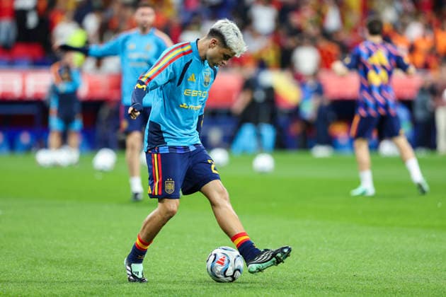 October 3, 2026, Oviedo, Asturias, Spain: Pedri of Spain warms up during the UEFA Nations League 2026 27 group phase match between Spain and Czech Republic at Carlos Tartiere stadium on October 03, 2026, in Oviedo, Spain. Oviedo Spain - ZUMAa181 20261003_zaa_a181_144 Copyright: xIrinaxR.xHx