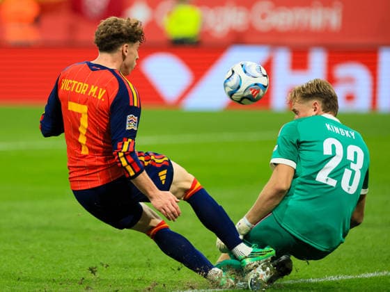 ESP Spain vs. Czech Republic: Victor Munoz Villanueva of Spain and Antonín Kinsky of the Czech Republic during the UEFA Nations League match on Matchday 5, League A, Group 3, between Spain and the Czech Republic, played at Carlos Tartiere Stadium on October 2, 2026, in Oviedo, Spain. Oviedo, Carlos Tartiere Stadium, Asturias, Spain Copyright: xNachoxVelax xAgenciaxLOFx