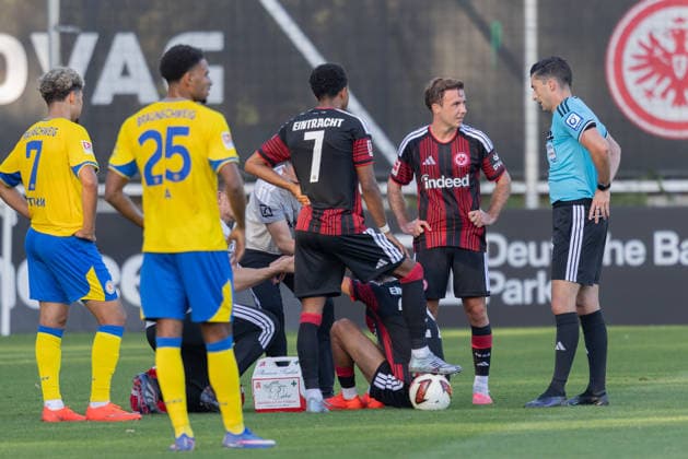 Eintracht Frankfurt vs. Eintracht Braunschweig, Friendly Match. While Ayoube Amaimouni Echghouyab of Eintracht Frankfurt 29, receives medical attention, Mario Götze of Eintracht Frankfurt, 27, talks with referee Florian Badstübner during a friendly match between Eintracht Frankfurt and Eintracht Braunschweig on October 2, 2026, at Deutsche Bank Park in Frankfurt am Main, Frankfurt am Main, Hesse, Germany, Deutsche Bank Park