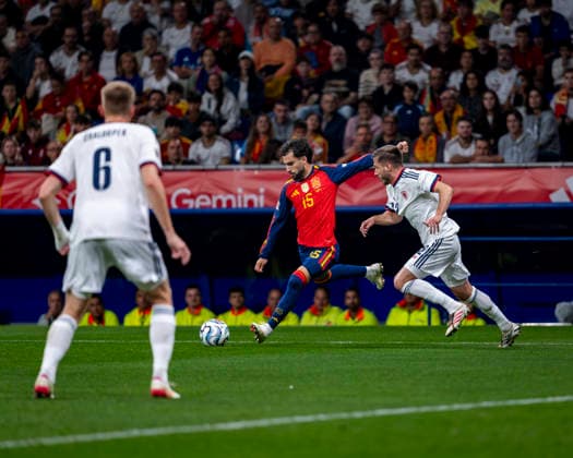 Spain v Czechia - UEFA Nations League 2026 27 Group A3 MD3 OVIEDO, SPAIN - OCTOBER 3: Alex Baena of Spain (C) is in action with the ball during the UEFA Nations League 2026 27 group phase match between Spain and Czechia at Estadio Carlos Tartiere on October 3, 2026 in Oviedo, Spain. Oviedo Estadio Carlos Tartiere Oviedo Spain Copyright: xAlbertoxGardinx AGardin_20261003_Foot_Spa_Cze_0503