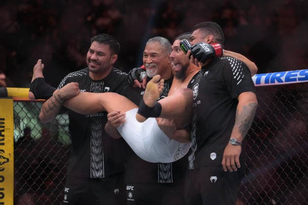 October 3, 2026, Salt Lake City, Utah, USA: JOHNNY WALKER defeated MICK PARKIN by KO (knee) at 3:35 of Round 1during UFC 332 at the Delta Arena in Utah. Salt Lake City USA - ZUMAo117 20261003_zsp_o117_018 Copyright: xMikaelxOnax