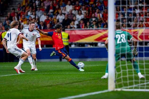 Spain v Czechia - UEFA Nations League 2026 27 Group A3 MD3 OVIEDO, SPAIN - OCTOBER 3: Lamine Yamal of Spain (C) attempts a kick during the UEFA Nations League 2026 27 group phase match between Spain and Czechia at Estadio Carlos Tartiere on October 3, 2026 in Oviedo, Spain. Oviedo Estadio Carlos Tartiere Oviedo Spain Copyright: xAlbertoxGardinx AGardin_20261003_Foot_Spa_Cze_0520