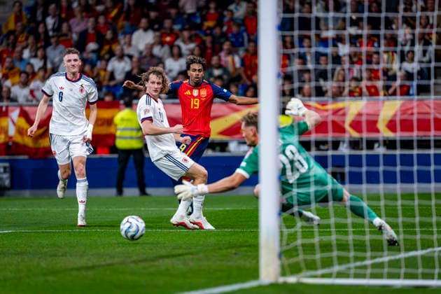 Spain v Czechia - UEFA Nations League 2026 27 Group A3 MD3 OVIEDO, SPAIN - OCTOBER 3: Lamine Yamal of Spain (C) attempts a kick during the UEFA Nations League 2026 27 group phase match between Spain and Czechia at Estadio Carlos Tartiere on October 3, 2026 in Oviedo, Spain. Oviedo Estadio Carlos Tartiere Oviedo Spain Copyright: xAlbertoxGardinx AGardin_20261003_Foot_Spa_Cze_0521