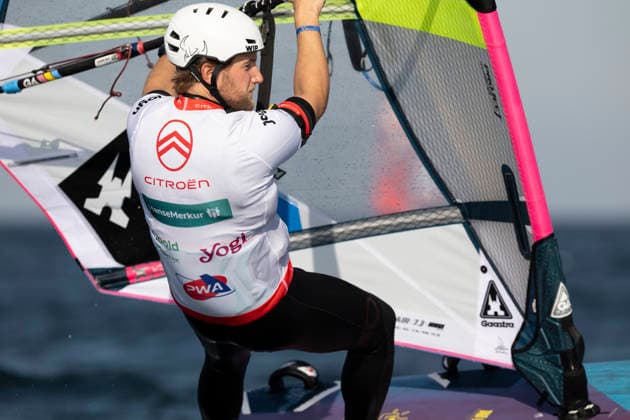 PWA Citroën World Windsurfing Tour Sylt 2026 Day 8 Slalom Foil Men Sylt Westerland, October 3, 2026 Scotty Stallman Slalom Foil Men, England, GBR 68 PWA Citroën World Windsurfing Tour Sylt 2026 Day 8 Slalom Foil Men on October 3, 2026, off Brandenburger Beach, motorboat on Sylt, Westerland, Germany Copyright: xBEAUTIFULxSPORTS AndreasxDickx